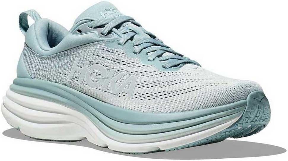 Una scarpa da corsa Hoka Bondi 8 di colore azzurro con una spessa suola ammortizzata bianca e tomaia in mesh, mostrata da un'angolazione laterale.