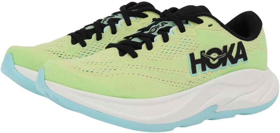 Un paio di scarpe da corsa HOKA Rincon 4 verde chiaro con lacci neri, suola blu chiaro e logo HOKA sul lato.