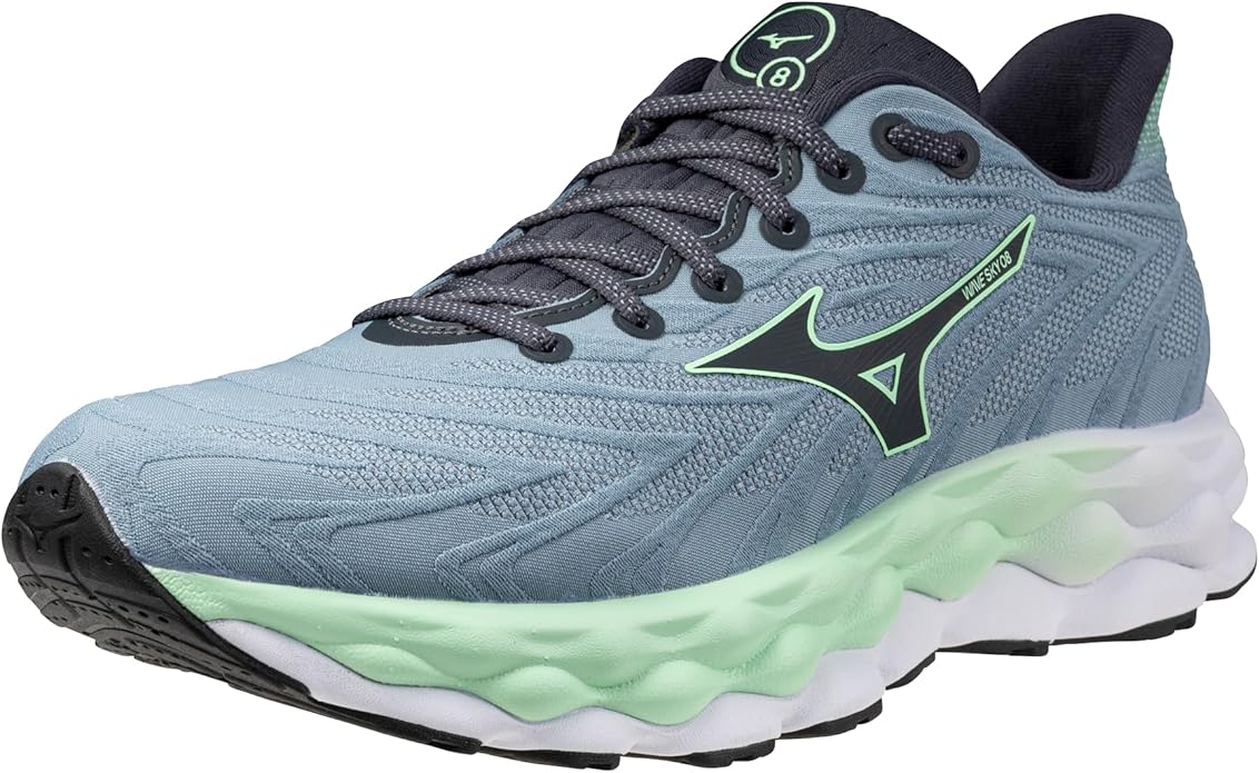 Scarpa da running blu chiaro con lacci scuri, intersuola verde menta, suola bianca e nera e logo M stilizzato sul lato, perfetta per i fan della Mizuno Wave Sky 8 che cercano comfort e stile.