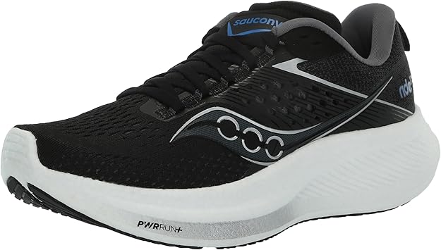 Una scarpa da corsa Saucony Ride 17 nera con dettagli bianchi e argento, intersuola bianca e lacci neri, mostrata da un'angolazione laterale su uno sfondo a tinta unita.