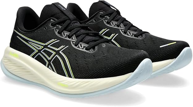 Un paio di scarpe da corsa ASICS Cumulus nere con suola bianca e accenti verde chiaro, con tomaia in mesh e chiusura a lacci.