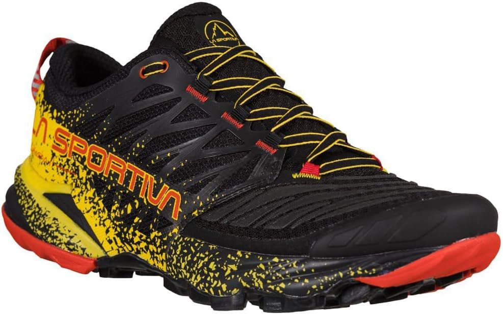 Scarpa da trail running Akasha 2 nera e gialla con accenti rossi e lacci gialli, con logo La Sportiva sul lato e sulla linguetta.