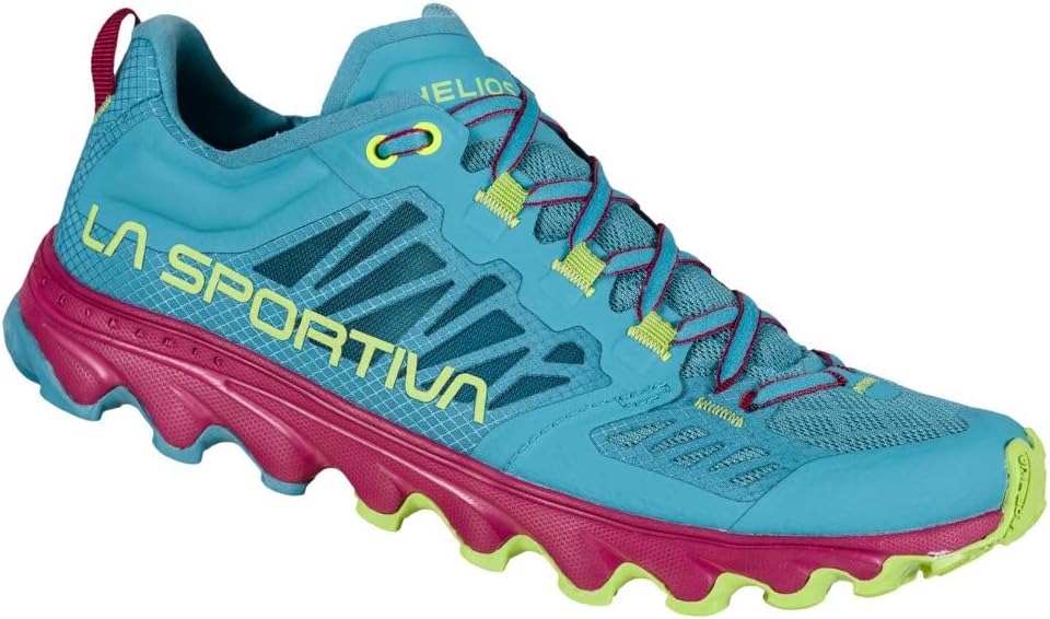 Una scarpa da trail running La Sportiva Helios III blu e verde lime con marchio giallo e lacci rossi su sfondo bianco.
