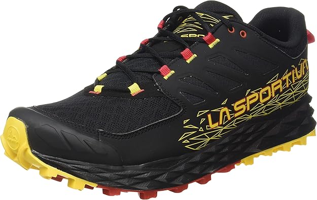 Scarpa da trail running Lycan II nera e gialla con accenti rossi, caratterizzata dal logo La Sportiva sul lato e da una suola testurizzata per un grip superiore.