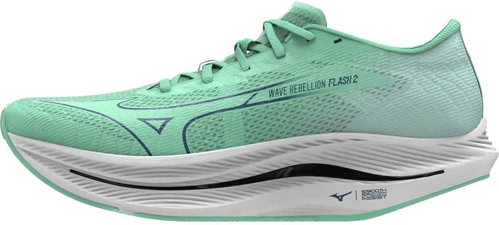 Una scarpa da running Mizuno verde menta, modello Wave Rebellion Flash 2, con un elegante design Wave Rebellion e una spessa suola bianca con accenti neri.