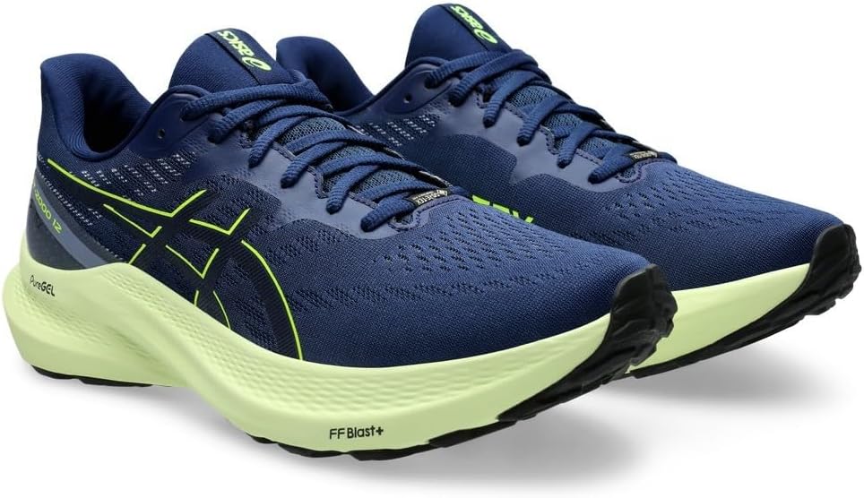 Un paio di scarpe da corsa Asics GT-2000 blu scuro con accenti giallo neon e una spessa suola giallo chiaro.