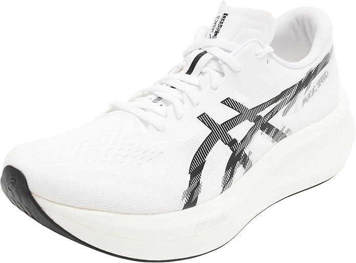 Una scarpa da corsa asics magic speed 4 bianca con accenti e marchio neri, caratterizzata da una spessa suola ammortizzata e una tomaia in mesh leggero.