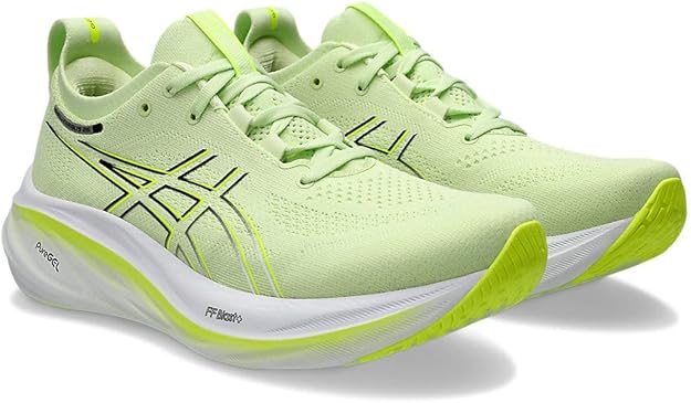 Un paio di scarpe da corsa Gel-Nimbus verde chiaro con accenti neri e giallo neon, con suola bianca e gialla e tomaia in mesh traspirante.