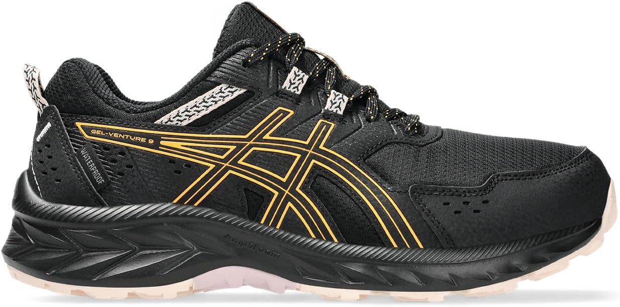 Una scarpa da ginnastica nera con accenti gialli e suola bianca, con il logo ASICS e la scritta GEL-VENTURE 8 sul lato: una scelta elegante della serie Gel Venture, progettata per il comfort e le prestazioni.