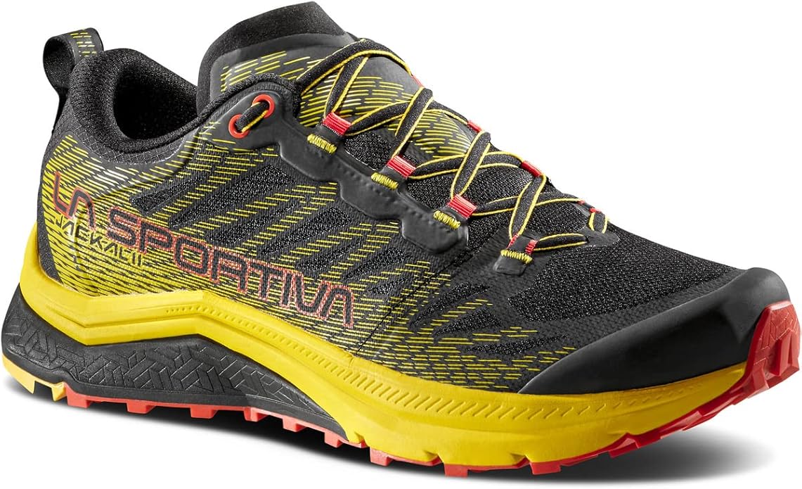 Scarpa da trail running nera e gialla con accenti rossi, con il logo La Sportiva sul lato, la Jackal II offre stile e prestazioni per terreni accidentati.