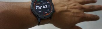 Una persona che indossa uno smartwatch Polar che visualizza l'ora 09:43, la data 10/07, il livello della batteria, il meteo, i passi e la frequenza cardiaca.