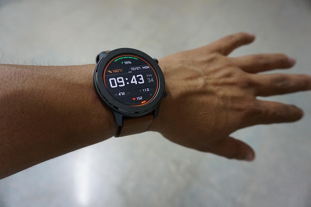 Una persona che indossa uno smartwatch Polar che visualizza l'ora 09:43, la data 10/07, il livello della batteria, il meteo, i passi e la frequenza cardiaca.