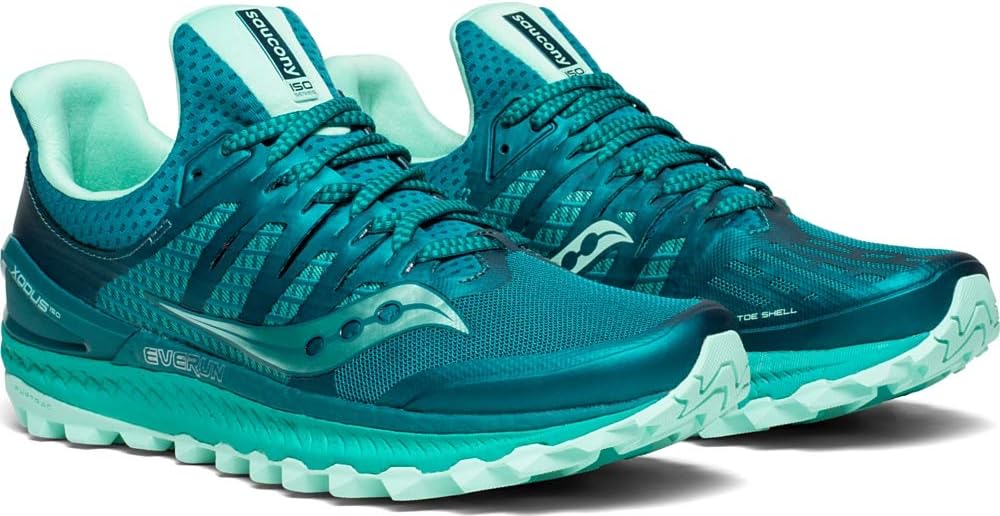 Un paio di scarpe da corsa Saucony Xodus verde acqua con suola bianca e tomaia in mesh, posizionate una accanto all'altra su uno sfondo bianco.