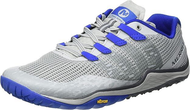 Scarpa sportiva grigia e blu con tomaia in mesh, firmata Merrell, ispirata alla Merrell Trail Glove 5, dotata di suola Vibram e design con lacci.